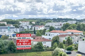 Anglet Bab² - Dernier étage et vue panoramique au sud pour ce type 4 de 101 m² H, double séjour de 33 m², 2 chambres, cuisine indépendante + loggia. Cave. Possibilité de garage en +.