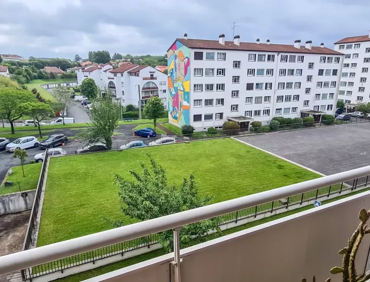 Bayonne Marracq les Palmiers - Au 3 ème étage, type 4 de 71 m² habitable à relooker vendu loué, 2 chambres et double séjour de 26 m², cave et place de parking