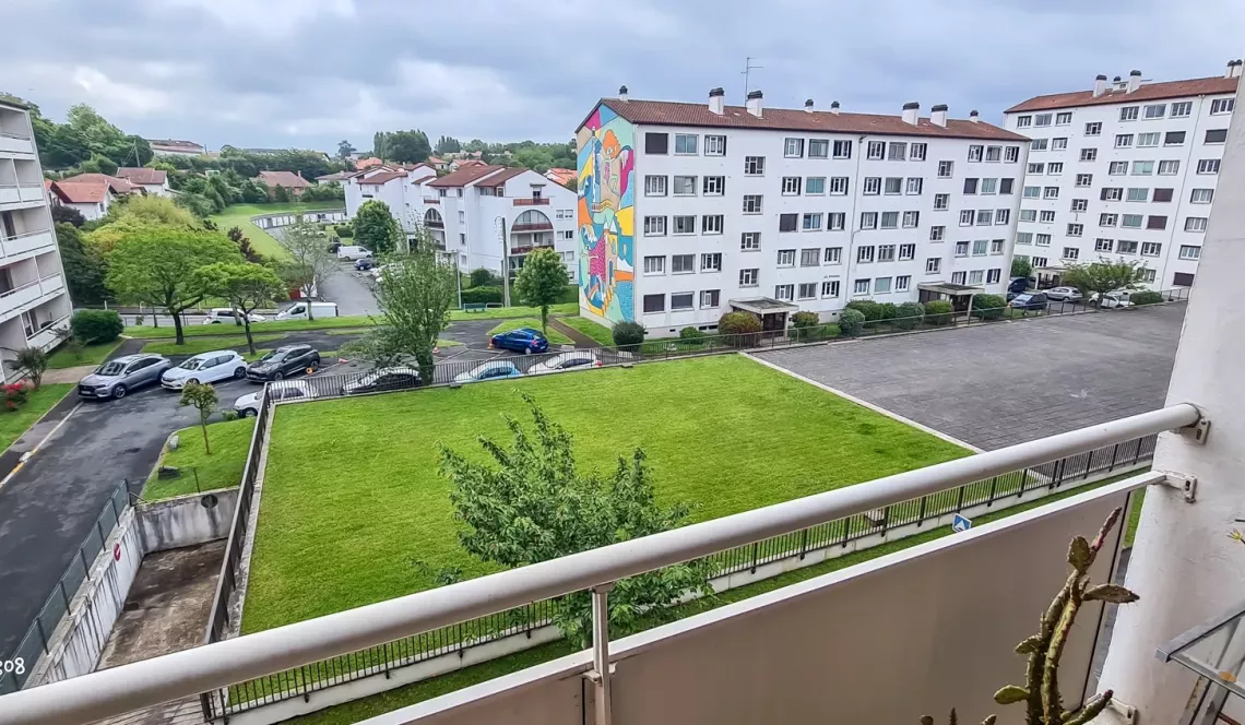 Bayonne Marracq les Palmiers - Au 3 ème étage, type 4 de 71 m² habitable à relooker vendu loué, 2 chambres et double séjour de 26 m², cave et place de parking