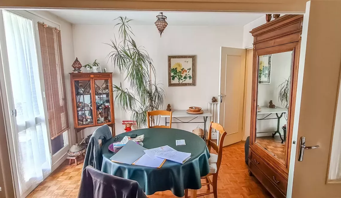 Bayonne Marracq les Palmiers - Au 3 ème étage, type 4 de 71 m² habitable à relooker vendu loué, 2 chambres et double séjour de 26 m², cave et place de parking