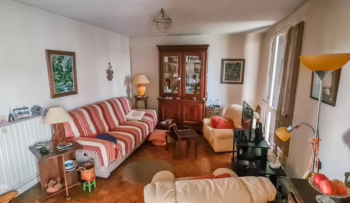 Bayonne Marracq les Palmiers - Au 3 ème étage, type 4 de 71 m² habitable à relooker vendu loué, 2 chambres et double séjour de 26 m², cave et place de parking