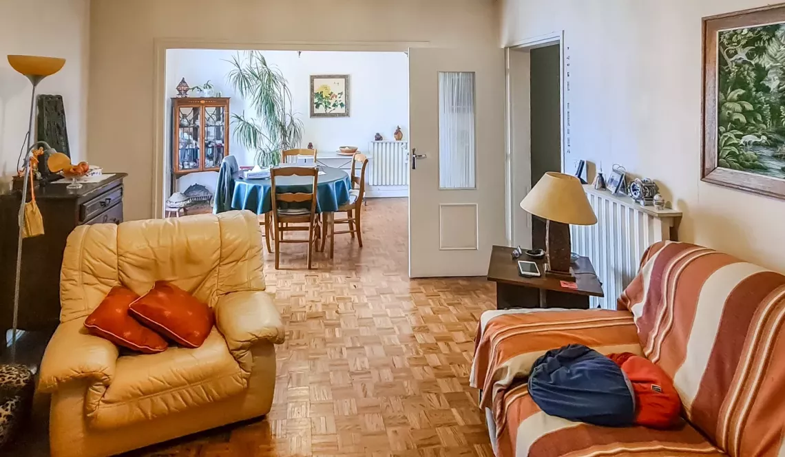 Bayonne Marracq les Palmiers - Au 3 ème étage, type 4 de 71 m² habitable à relooker vendu loué, 2 chambres et double séjour de 26 m², cave et place de parking