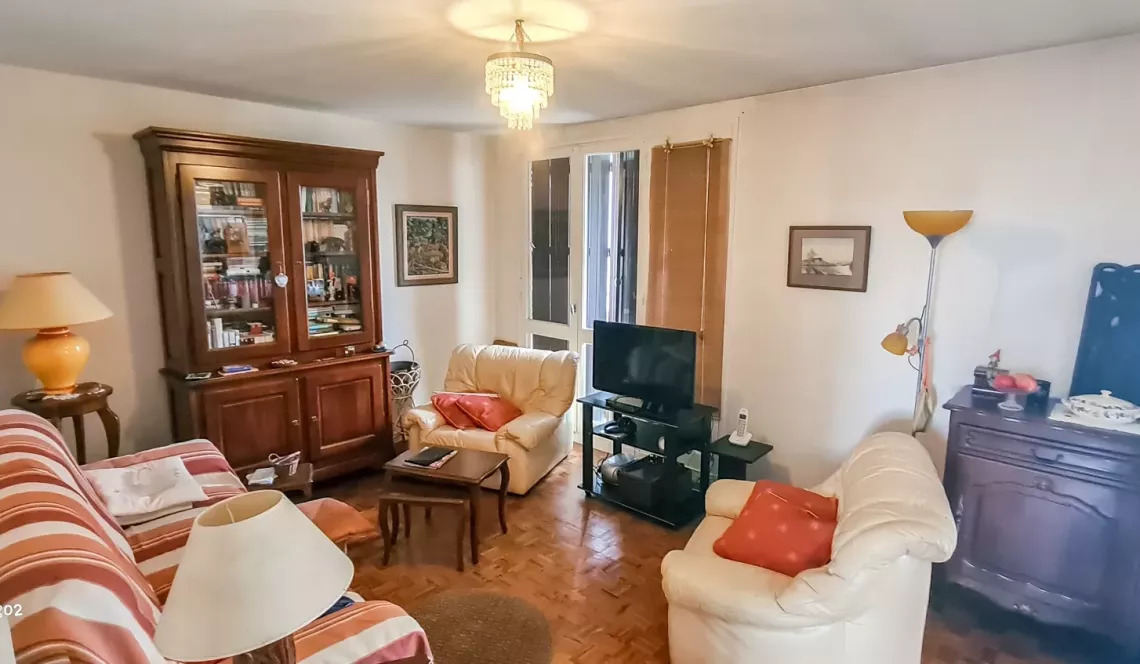 Bayonne Marracq les Palmiers - Au 3 ème étage, type 4 de 71 m² habitable à relooker vendu loué, 2 chambres et double séjour de 26 m², cave et place de parking