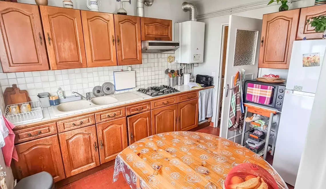 Bayonne Marracq les Palmiers - Au 3 ème étage, type 4 de 71 m² habitable à relooker vendu loué, 2 chambres et double séjour de 26 m², cave et place de parking
