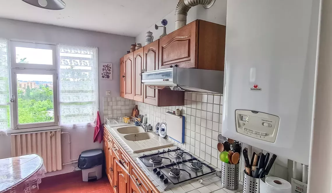 Bayonne Marracq les Palmiers - Au 3 ème étage, type 4 de 71 m² habitable à relooker vendu loué, 2 chambres et double séjour de 26 m², cave et place de parking