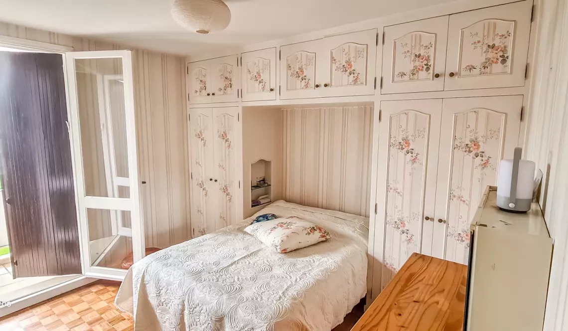 Bayonne Marracq les Palmiers - Au 3 ème étage, type 4 de 71 m² habitable à relooker vendu loué, 2 chambres et double séjour de 26 m², cave et place de parking
