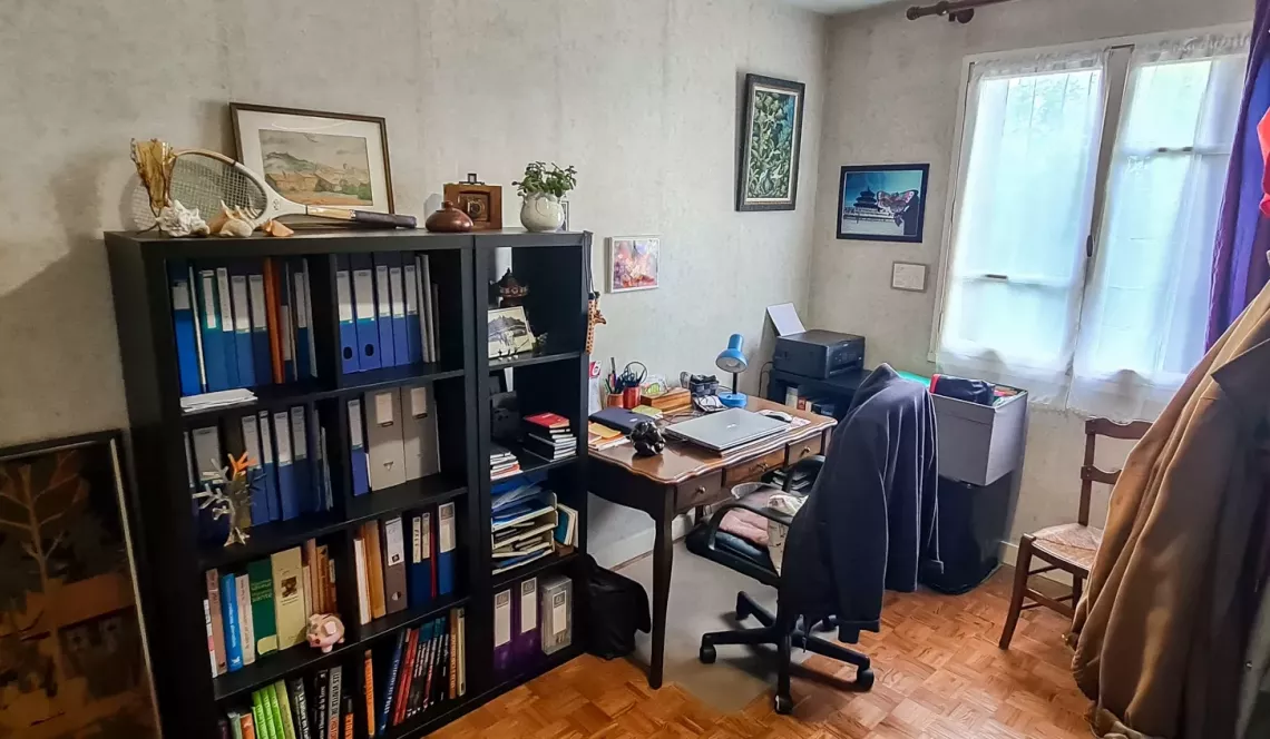 Bayonne Marracq les Palmiers - Au 3 ème étage, type 4 de 71 m² habitable à relooker vendu loué, 2 chambres et double séjour de 26 m², cave et place de parking