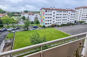 Bayonne Marracq les Palmiers - Au 3 ème étage, type 4 de 71 m² habitable à relooker vendu loué, 2 chambres et double séjour de 26 m², cave et place de parking