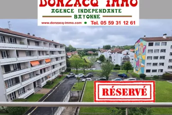 Bayonne Marracq les Palmiers - Au 3 ème étage, type 4 de 71 m² habitable à relooker vendu loué, 2 chambres et double séjour de 26 m², cave et place de parking