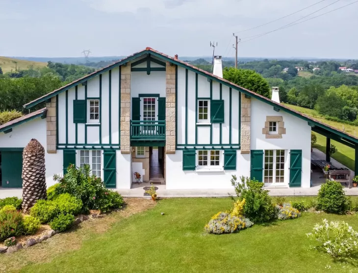 Briscous sur la hauteur - Dans un environnement exceptionnel, traditionnelle de 170 m² habitable, pièce de vie de 45 m², 3 chambres dont une en rdc sur 2724 m² de terrain