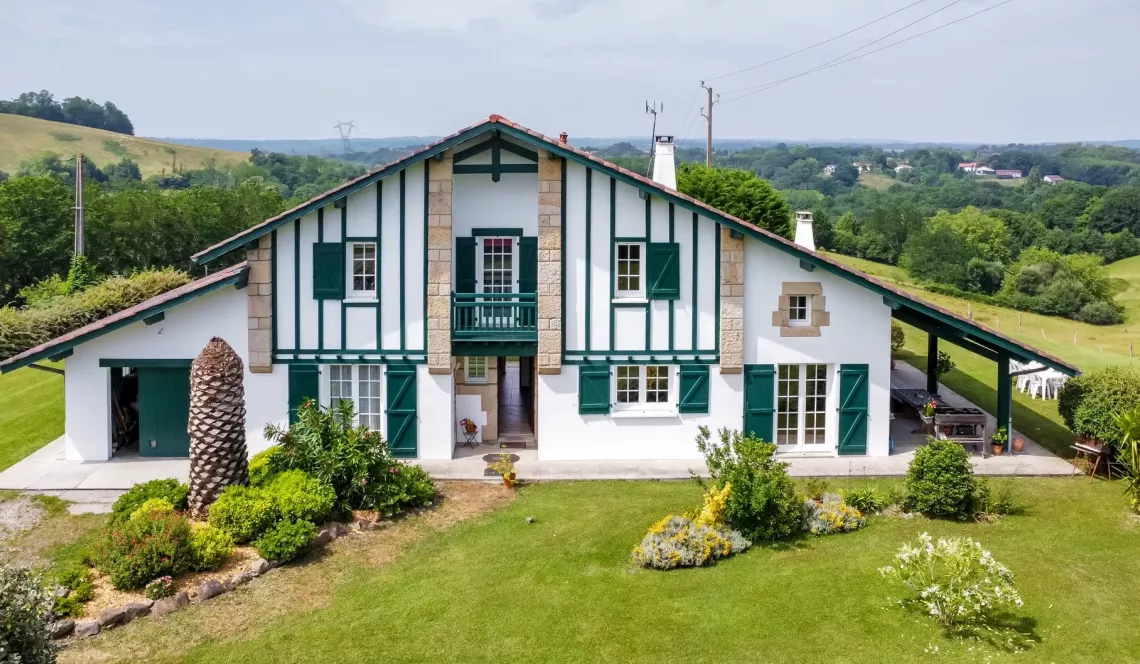 Briscous sur la hauteur - Dans un environnement exceptionnel, traditionnelle de 170 m² habitable, pièce de vie de 45 m², 3 chambres dont une en rdc sur 2724 m² de terrain