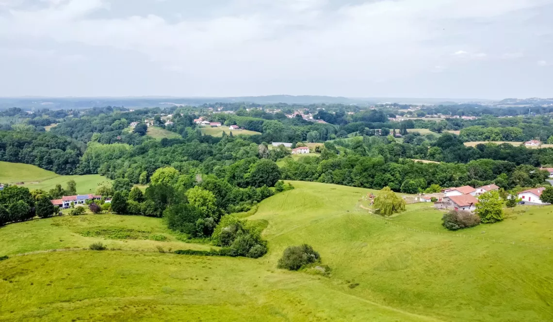 Briscous sur la hauteur - Dans un environnement exceptionnel, traditionnelle de 170 m² habitable, pièce de vie de 45 m², 3 chambres dont une en rdc sur 2724 m² de terrain