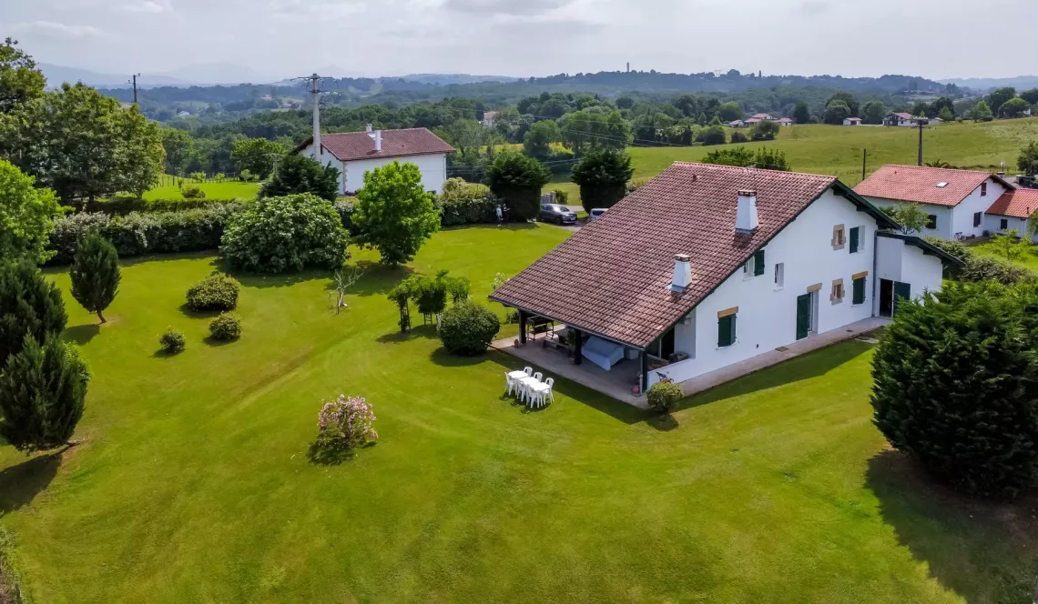 Briscous sur la hauteur - Dans un environnement exceptionnel, traditionnelle de 170 m² habitable, pièce de vie de 45 m², 3 chambres dont une en rdc sur 2724 m² de terrain