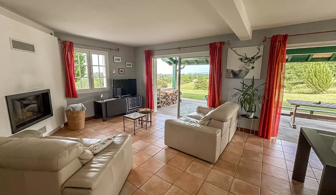 Briscous sur la hauteur - Dans un environnement exceptionnel, traditionnelle de 170 m² habitable, pièce de vie de 45 m², 3 chambres dont une en rdc sur 2724 m² de terrain
