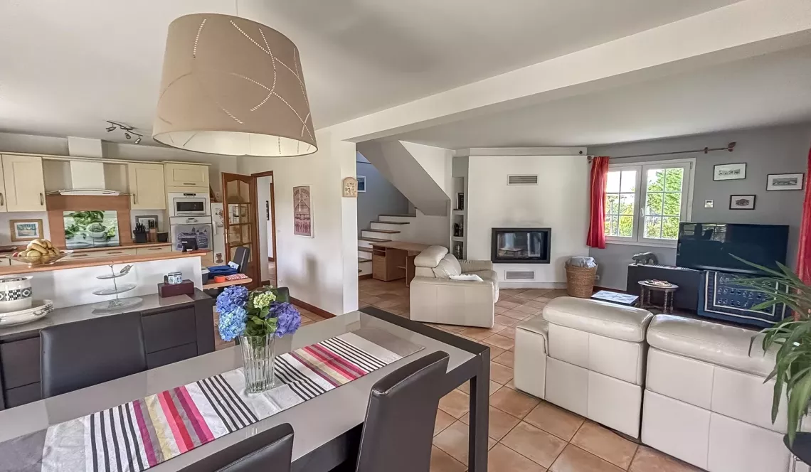 Briscous sur la hauteur - Dans un environnement exceptionnel, traditionnelle de 170 m² habitable, pièce de vie de 45 m², 3 chambres dont une en rdc sur 2724 m² de terrain
