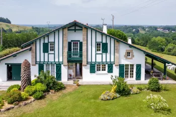 Briscous sur la hauteur - Dans un environnement exceptionnel, traditionnelle de 170 m² habitable, pièce de vie de 45 m², 3 chambres dont une en rdc sur 2724 m² de terrain