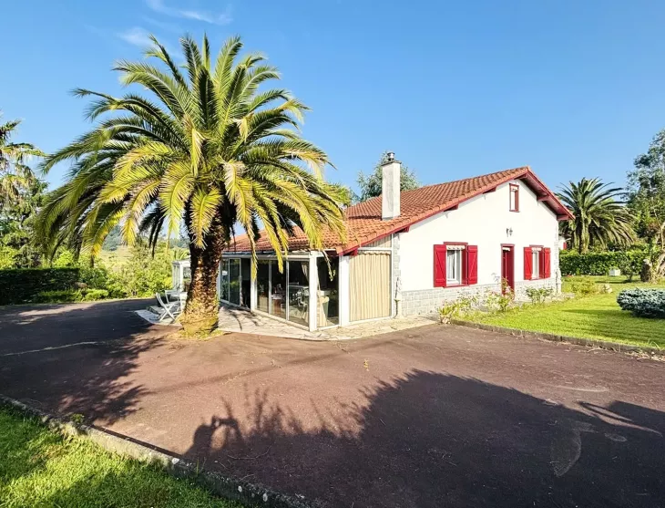 Bidache sur la hauteur - Dans un environnement unique plain-pied des années 86 de 72 m² habitable, pièce de vie de 23 m², 2 chambres, 2 garages + grenier aménageable sur 2500 m² de terrain