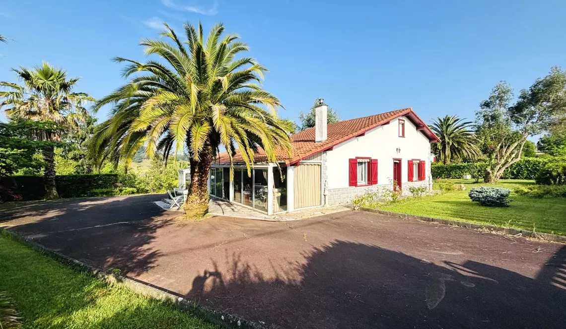 Bidache sur la hauteur - Dans un environnement unique plain-pied des années 86 de 72 m² habitable, pièce de vie de 23 m², 2 chambres, 2 garages + grenier aménageable sur 2500 m² de terrain