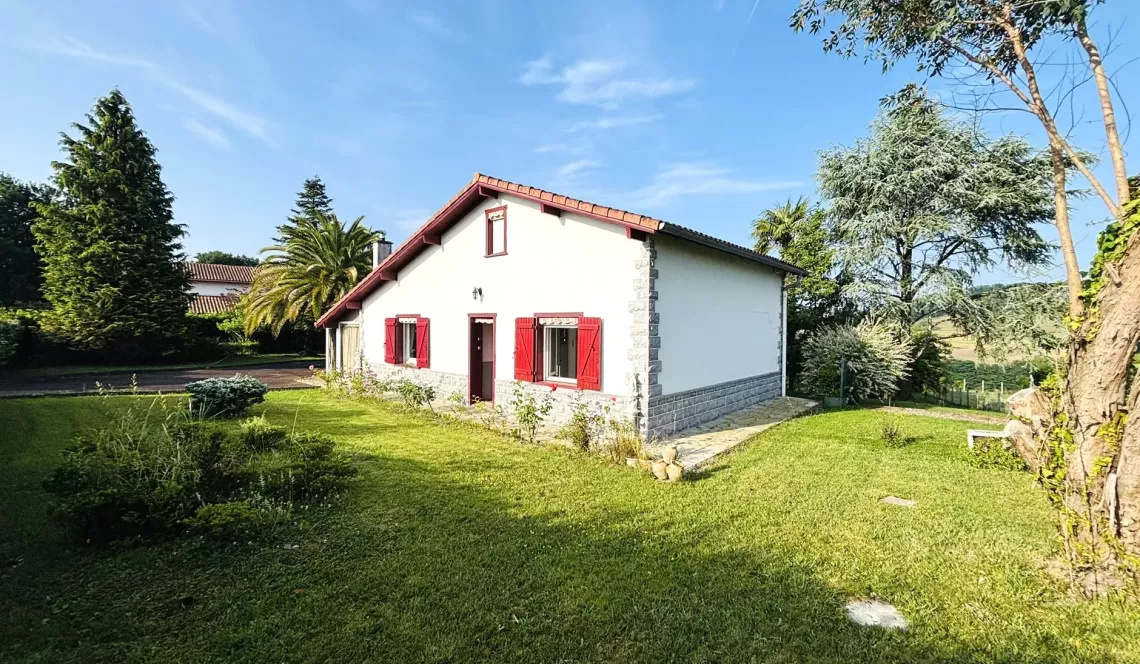 Bidache sur la hauteur - Dans un environnement unique plain-pied des années 86 de 72 m² habitable, pièce de vie de 23 m², 2 chambres, 2 garages + grenier aménageable sur 2500 m² de terrain