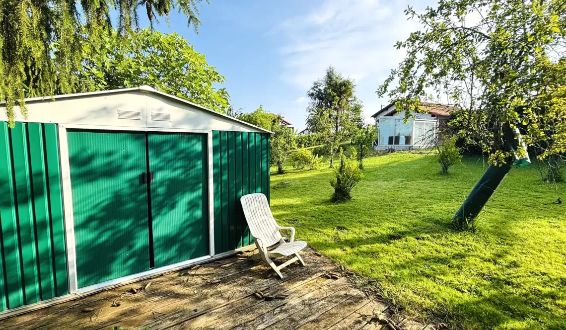 Bidache sur la hauteur - Dans un environnement unique plain-pied des années 86 de 72 m² habitable, pièce de vie de 23 m², 2 chambres, 2 garages + grenier aménageable sur 2500 m² de terrain