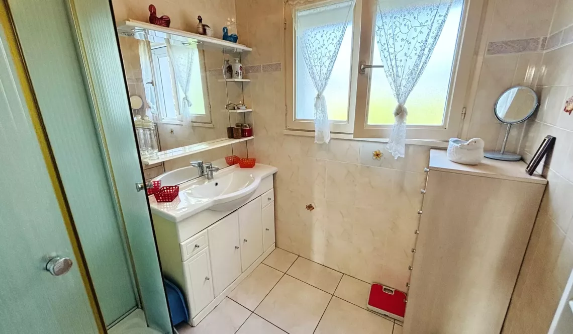 Bidache sur la hauteur - Dans un environnement unique plain-pied des années 86 de 72 m² habitable, pièce de vie de 23 m², 2 chambres, 2 garages + grenier aménageable sur 2500 m² de terrain