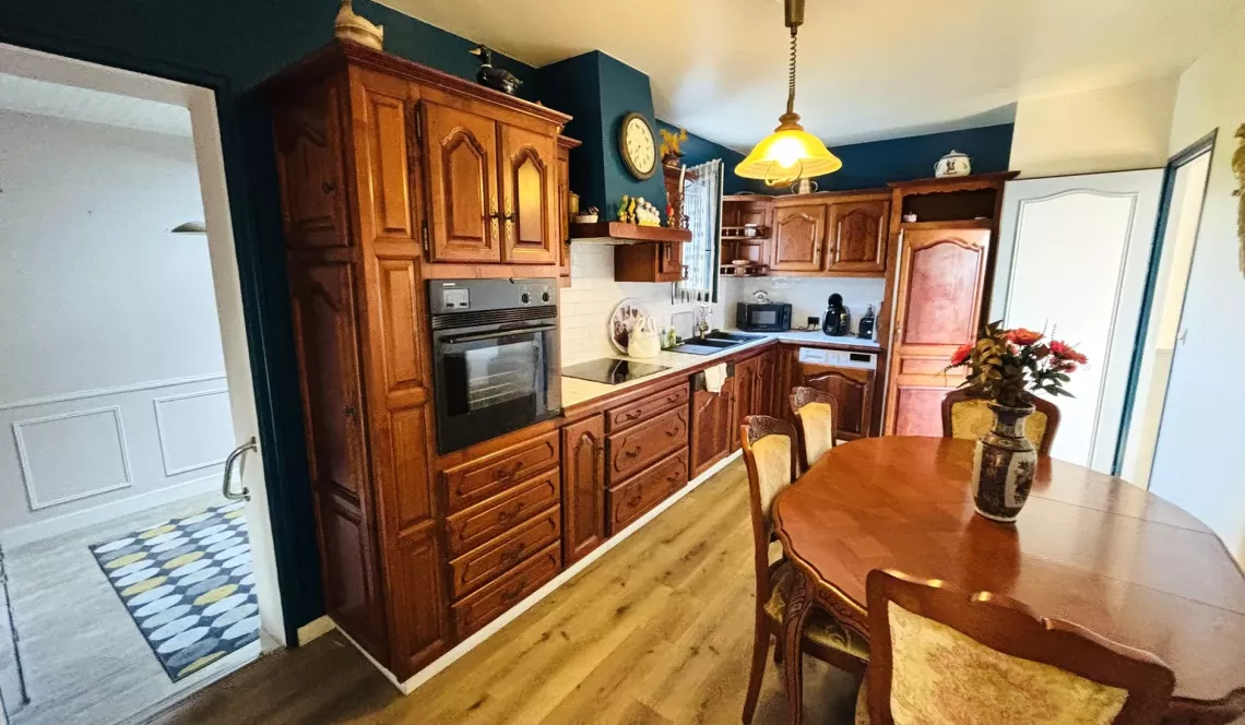 Bidache sur la hauteur - Dans un environnement unique plain-pied des années 86 de 72 m² habitable, pièce de vie de 23 m², 2 chambres, 2 garages + grenier aménageable sur 2500 m² de terrain