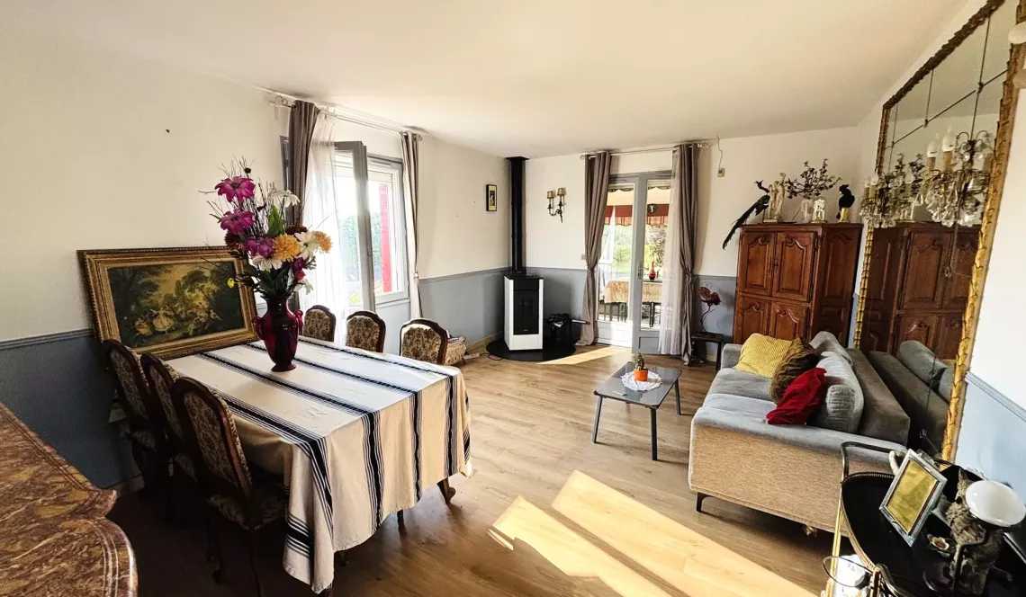 Bidache sur la hauteur - Dans un environnement unique plain-pied des années 86 de 72 m² habitable, pièce de vie de 23 m², 2 chambres, 2 garages + grenier aménageable sur 2500 m² de terrain
