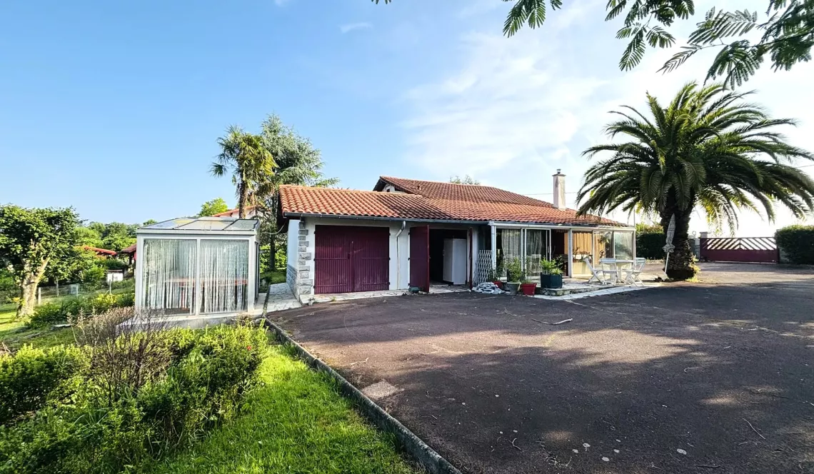 Bidache sur la hauteur - Dans un environnement unique plain-pied des années 86 de 72 m² habitable, pièce de vie de 23 m², 2 chambres, 2 garages + grenier aménageable sur 2500 m² de terrain