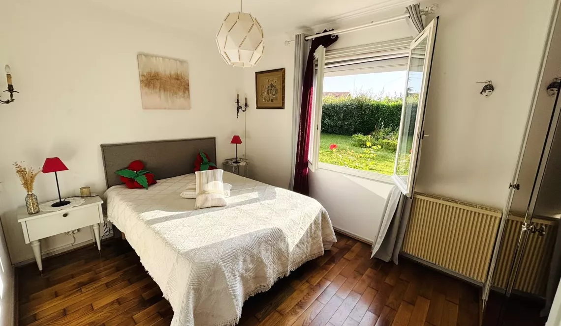 Bidache sur la hauteur - Dans un environnement unique plain-pied des années 86 de 72 m² habitable, pièce de vie de 23 m², 2 chambres, 2 garages + grenier aménageable sur 2500 m² de terrain
