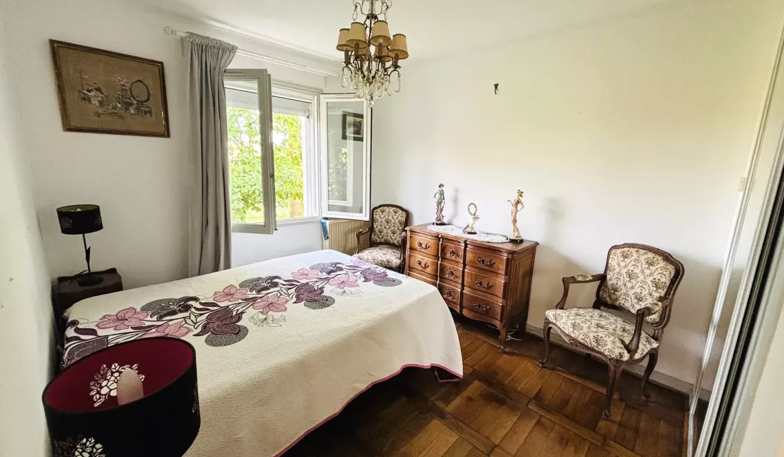 Bidache sur la hauteur - Dans un environnement unique plain-pied des années 86 de 72 m² habitable, pièce de vie de 23 m², 2 chambres, 2 garages + grenier aménageable sur 2500 m² de terrain