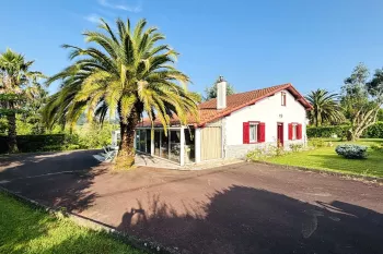 Bidache sur la hauteur - Dans un environnement unique plain-pied des années 86 de 72 m² habitable, pièce de vie de 23 m², 2 chambres, 2 garages + grenier aménageable sur 2500 m² de terrain