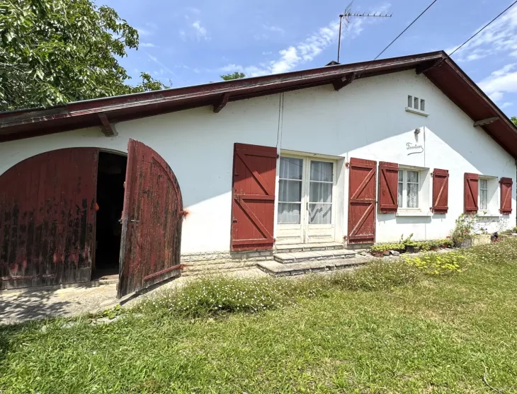 Exclusivité sur Bidache sur la hauteur au calme - Maison à rénover dans son ensemble vendue louée de 70 m² habitable sur parcelle de 1548 m² + garage 
