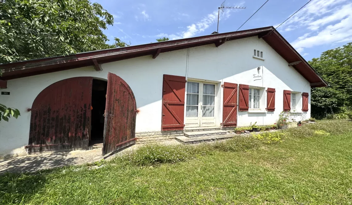 Exclusivité sur Bidache sur la hauteur au calme - Maison à rénover dans son ensemble vendue louée de 70 m² habitable sur parcelle de 1548 m² + garage 