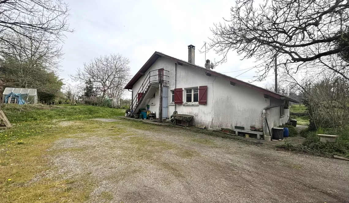 Exclusivité sur Bidache sur la hauteur au calme - Maison à rénover dans son ensemble vendue louée de 70 m² habitable sur parcelle de 1548 m² + garage 