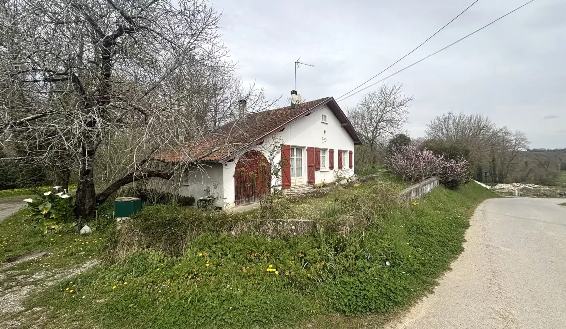 Exclusivité sur Bidache sur la hauteur au calme - Maison à rénover dans son ensemble vendue louée de 70 m² habitable sur parcelle de 1548 m² + garage 