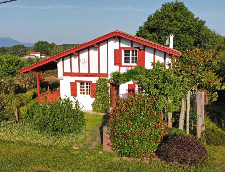 RARE sur Ustaritz sur la hauteur - Coup de coeur pour cette jolie villa de 145 m² H, 3 chambres, séjour avec vue sur la Rhune, parcelle de 2000 m² et son environnement unique