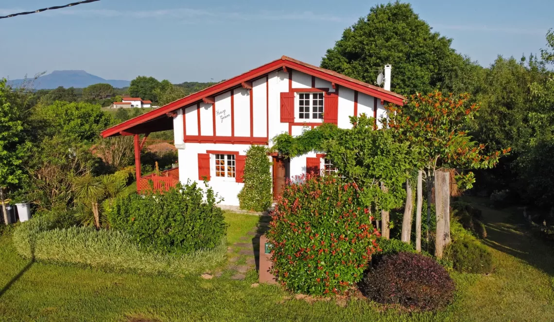 RARE sur Ustaritz sur la hauteur - Coup de coeur pour cette jolie villa de 145 m² H, 3 chambres, séjour avec vue sur la Rhune, parcelle de 2000 m² et son environnement unique