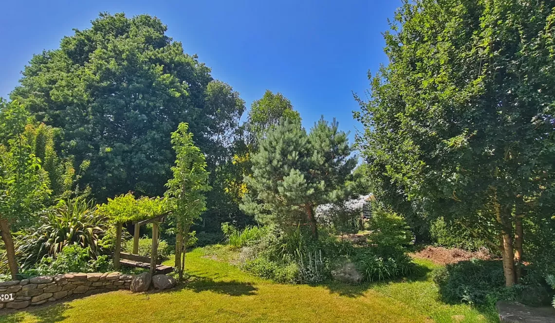 RARE sur Ustaritz sur la hauteur - Coup de coeur pour cette jolie villa de 145 m² H, 3 chambres, séjour avec vue sur la Rhune, parcelle de 2000 m² et son environnement unique