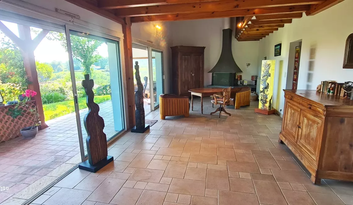 RARE sur Ustaritz sur la hauteur - Coup de coeur pour cette jolie villa de 145 m² H, 3 chambres, séjour avec vue sur la Rhune, parcelle de 2000 m² et son environnement unique