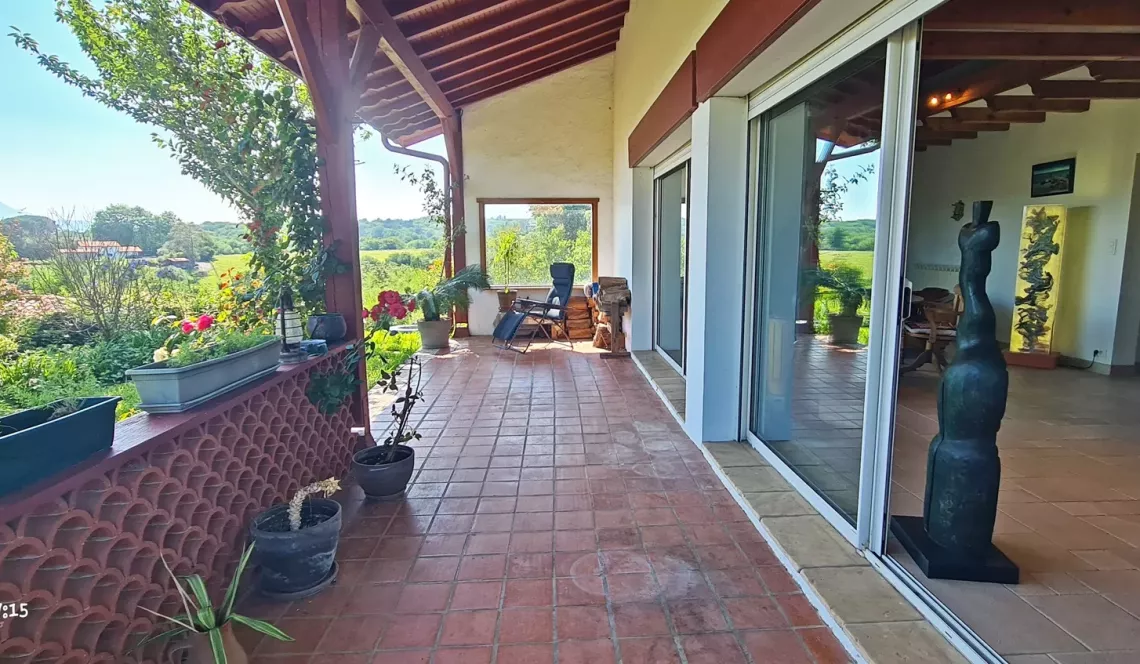 RARE sur Ustaritz sur la hauteur - Coup de coeur pour cette jolie villa de 145 m² H, 3 chambres, séjour avec vue sur la Rhune, parcelle de 2000 m² et son environnement unique