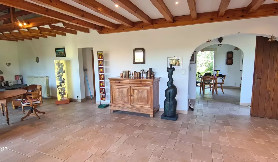 RARE sur Ustaritz sur la hauteur - Coup de coeur pour cette jolie villa de 145 m² H, 3 chambres, séjour avec vue sur la Rhune, parcelle de 2000 m² et son environnement unique