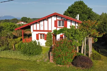 RARE sur Ustaritz sur la hauteur - Coup de coeur pour cette jolie villa de 145 m² H, 3 chambres, séjour avec vue sur la Rhune, parcelle de 2000 m² et son environnement unique