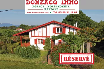 RARE sur Ustaritz sur la hauteur - Coup de coeur pour cette jolie villa de 145 m² H, 3 chambres, séjour avec vue sur la Rhune, parcelle de 2000 m² et son environnement unique