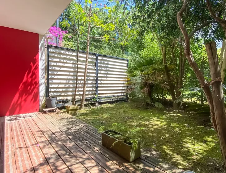 Bayonne les Arênes - Dans résidence de 2011, joli type 2 de 42 m² habitable en rez de jardin, pièce de vie et sa cuisine américaine, jardin privatif clos de 28 m²