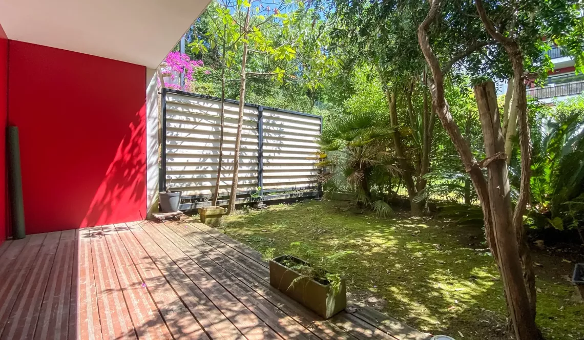 Bayonne les Arênes - Dans résidence de 2011, joli type 2 de 42 m² habitable en rez de jardin, pièce de vie et sa cuisine américaine, jardin privatif clos de 28 m²