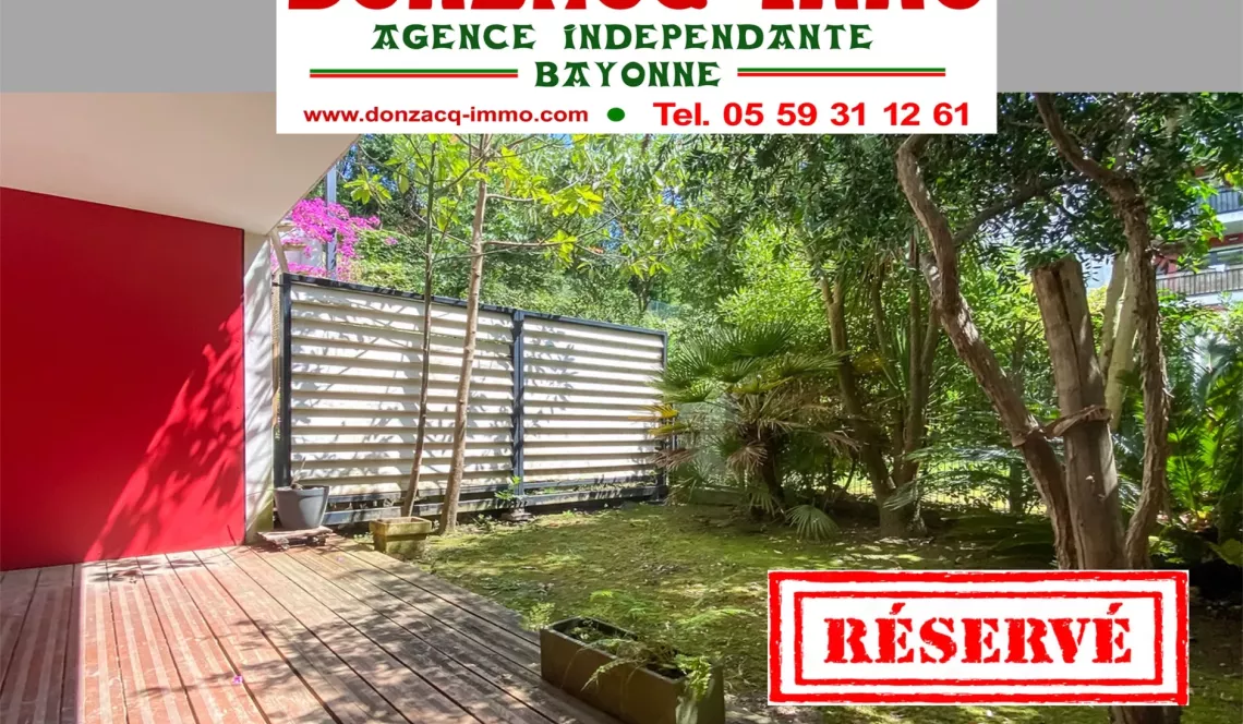 Bayonne les Arênes - Dans résidence de 2011, joli type 2 de 42 m² habitable en rez de jardin, pièce de vie et sa cuisine américaine, jardin privatif clos de 28 m²