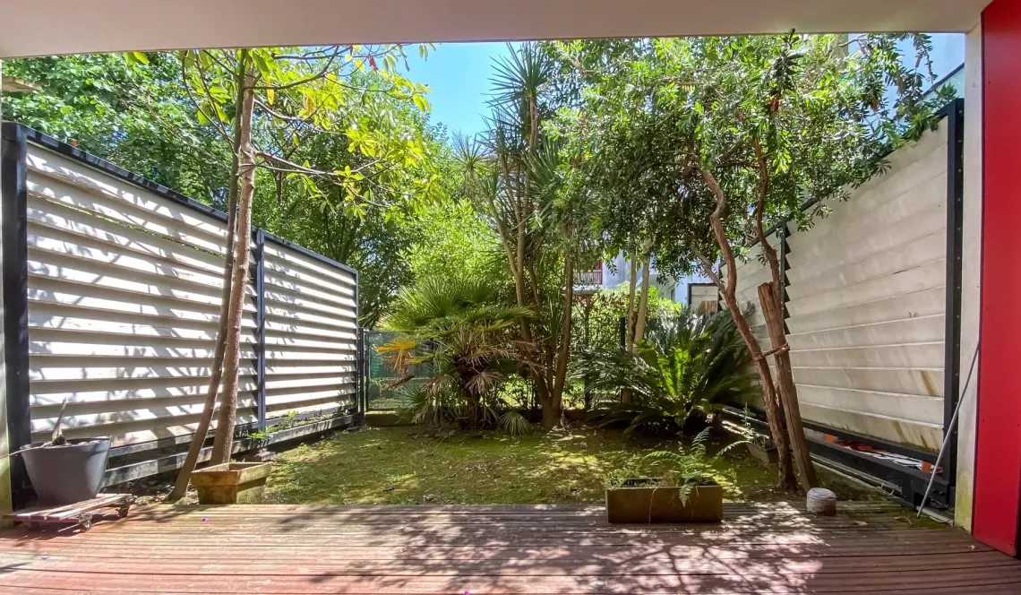 Bayonne les Arênes - Dans résidence de 2011, joli type 2 de 42 m² habitable en rez de jardin, pièce de vie et sa cuisine américaine, jardin privatif clos de 28 m²