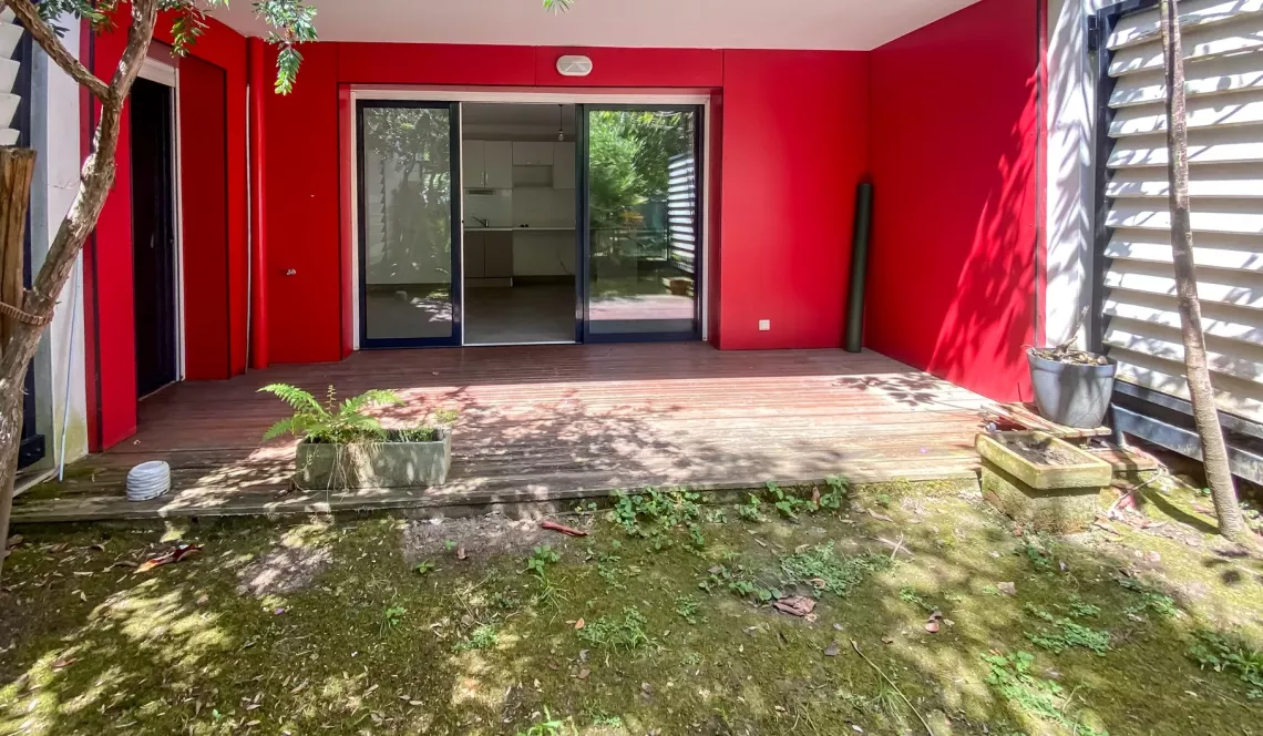 Bayonne les Arênes - Dans résidence de 2011, joli type 2 de 42 m² habitable en rez de jardin, pièce de vie et sa cuisine américaine, jardin privatif clos de 28 m²