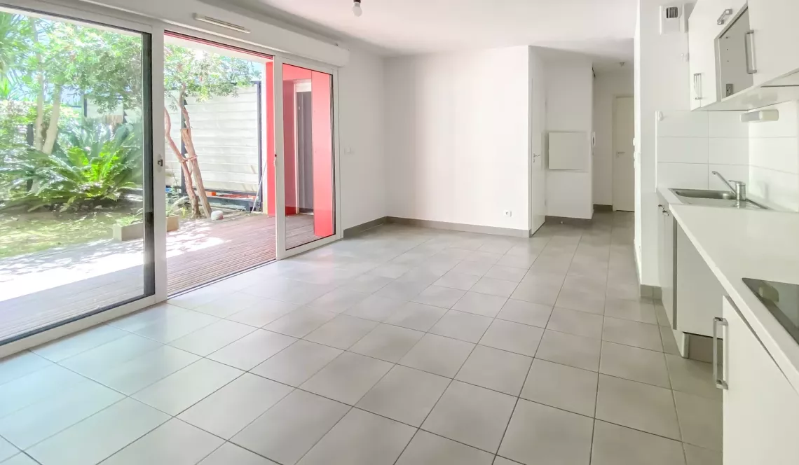 Bayonne les Arênes - Dans résidence de 2011, joli type 2 de 42 m² habitable en rez de jardin, pièce de vie et sa cuisine américaine, jardin privatif clos de 28 m²