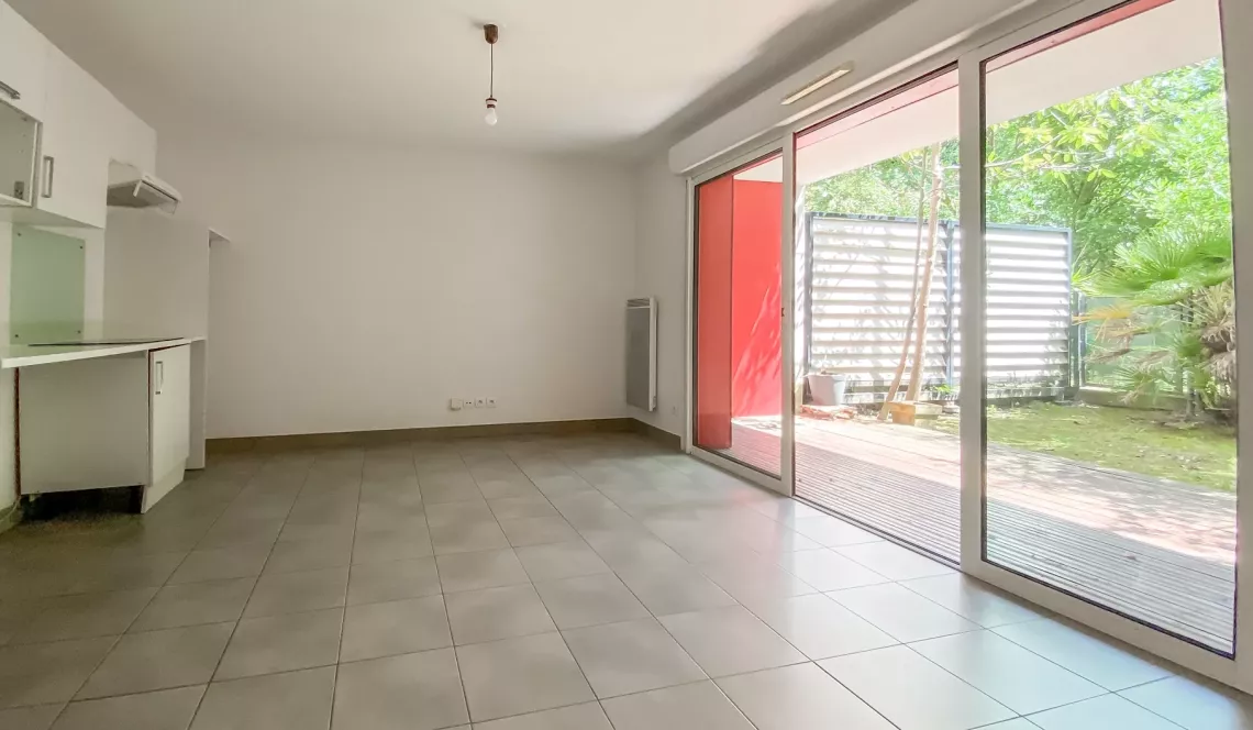 Bayonne les Arênes - Dans résidence de 2011, joli type 2 de 42 m² habitable en rez de jardin, pièce de vie et sa cuisine américaine, jardin privatif clos de 28 m²